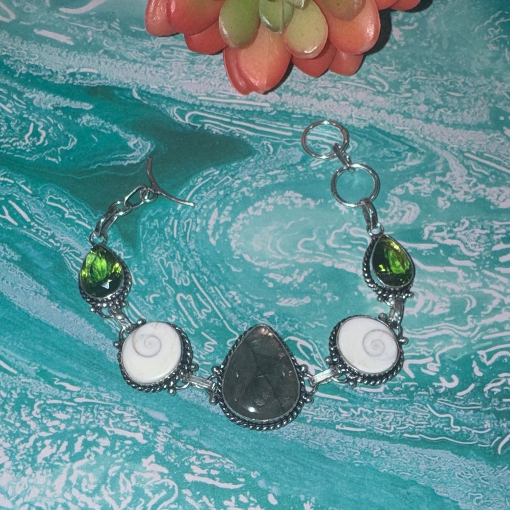 Labradorite & Shell Silver Bracelet - Picture 3 of 14